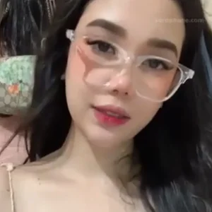 Pinasilip ang pearly shell ni kumare