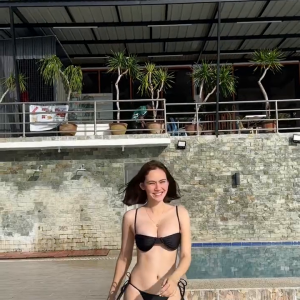 Ang sexy ng bikini ni Inday